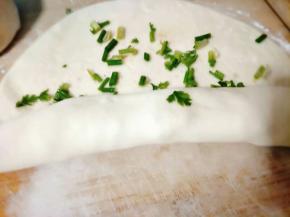 然后从里到外将饼卷到一起；