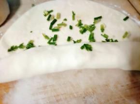 然后从里到外将饼卷到一起；