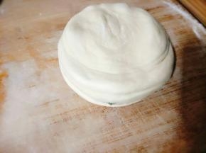 顺时针卷一下，然后再按压一下；