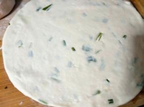 将按压好的饼胚擀成一张圆饼；