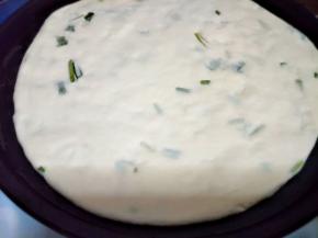 电饼铛预热，倒入适量的食用油，然后放入擀好的饼胚；