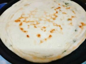 一分钟后打开盖子，翻一下，煎另一面；