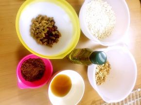 准备好原料 干果类和坚果类分开