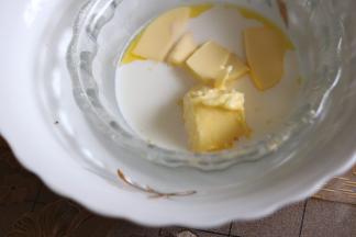 牛奶和黄油一起放入碗里，隔热水融化。