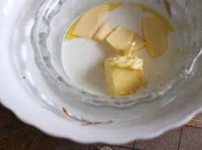 牛奶和黄油一起放入碗里，隔热水融化。