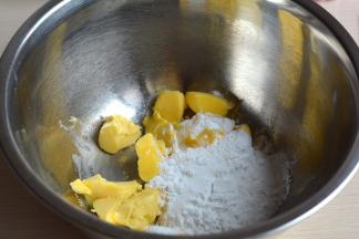 黄油中倒入糖粉；用刮刀混合均匀