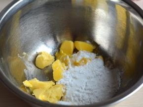 黄油中倒入糖粉；用刮刀混合均匀