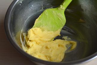 用刮刀混合均匀