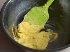 用刮刀混合均匀