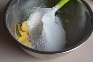 将面粉筛入黄油中