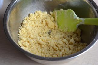 用刮刀翻拌均匀，呈颗粒状