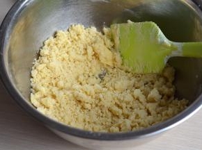 用刮刀翻拌均匀，呈颗粒状