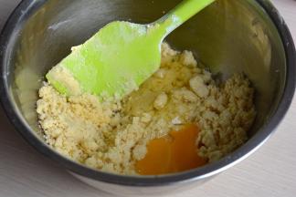 蛋黄及蛋清入盆中，蛋清也可以用同等量的牛奶代替