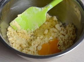 蛋黄及蛋清入盆中，蛋清也可以用同等量的牛奶代替