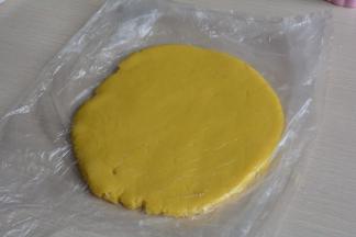 将面团放在保鲜袋中，手按压成厚饼状，入冰箱冷藏30分钟以上