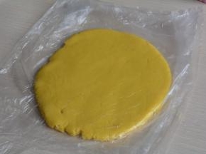 将面团放在保鲜袋中，手按压成厚饼状，入冰箱冷藏30分钟以上