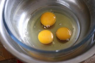 鸡蛋和细砂糖放入无水无油的盆里，坐热水用电动打蛋器中速打发。