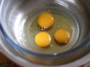 鸡蛋和细砂糖放入无水无油的盆里，坐热水用电动打蛋器中速打发。