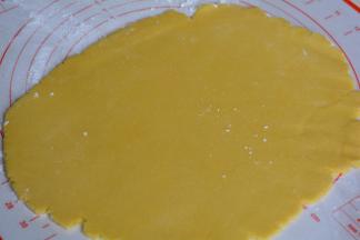 擀成厚约6、7毫米的大片