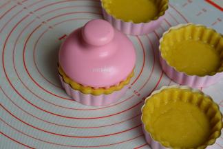 将所有的面皮都用完，或者将多余的一些小面片贴贴补补全部用完，再用小模具按压一下，内侧出现漂亮的花纹，底部更平整；此时烤箱开始预热180度，10分钟左右