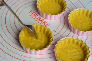 用餐叉在挞底扎小洞