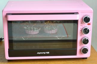 将挞皮送入预热好的烤箱中层，上下火180度，先烤10分钟