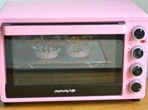 将挞皮送入预热好的烤箱中层，上下火180度，先烤10分钟