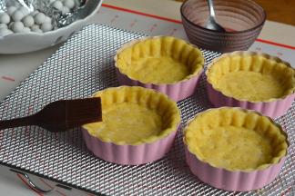 10分钟后从烤箱中取出，晾两分钟，把锡纸和烘焙石去掉，刷一层蛋清