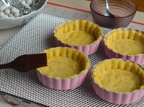 10分钟后从烤箱中取出，晾两分钟，把锡纸和烘焙石去掉，刷一层蛋清