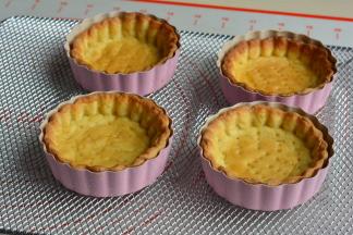 将挞皮重新送入烤箱中层，180度，上下火，烤15分钟左右，挞皮上色，取出后放在晾架上，凉后再脱模