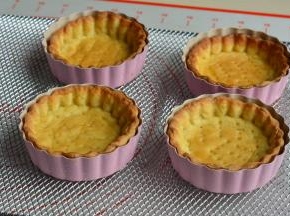 将挞皮重新送入烤箱中层，180度，上下火，烤15分钟左右，挞皮上色，取出后放在晾架上，凉后再脱模