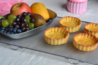 各种水果和蜂蜜准备好