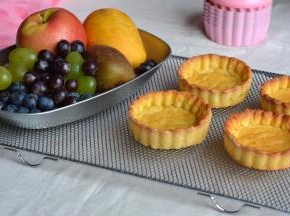 各种水果和蜂蜜准备好