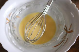 用手动打蛋器搅打均匀，备用。