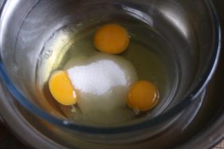 鸡蛋和细砂糖放入无水无油的盆里，坐热水用电动打蛋器中速打发。
