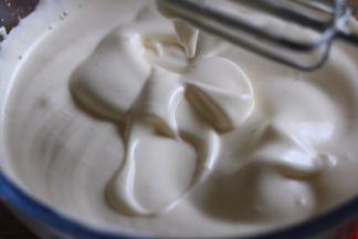 打至出现明显纹路，提起打蛋头写8字，要保留一会才能消失，即可。这个时候可以去除热水盆啦。