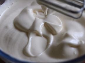 打至出现明显纹路，提起打蛋头写8字，要保留一会才能消失，即可。这个时候可以去除热水盆啦。