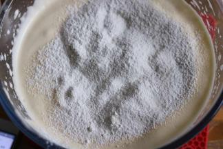 筛入低粉用刮刀快速翻拌均匀，注意不要画圈。