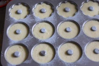 把裱花袋剪个小口子，蛋糊挨个挤入模具，九分满。