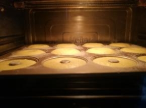 放入烤箱中下层170度，烘烤25分钟出炉。普通烤箱提前预热八分钟。
