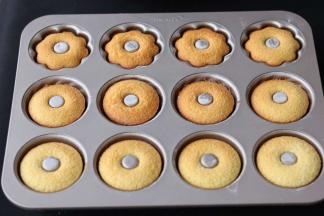 出炉，放至温热即可翻面脱模，完美不沾。