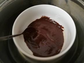 巧克力放入碗里，隔热水融化，搅匀，把甜甜圈正面放里面蘸一下，出来撒上装饰糖针即可。