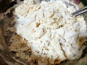 待成絮状，用手揉成光滑的面团，醒发15/20分钟；