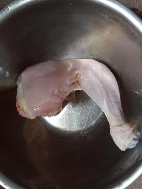 大鸡腿备好。用刀小心的把皮片下来。