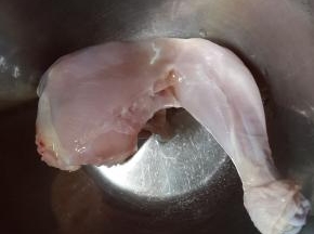 大鸡腿备好。用刀小心的把皮片下来。