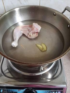 锅里烧水。放姜片和料酒。放鸡腿下去冷水少开转小火煮熟。