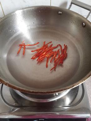 把鸡腿煮好之后捞出烧开水煮一下红椒丝。