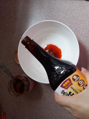 用一个大碗。加入辣椒油。（辣椒油是自己制作的）加入鸡精。盐，生抽。