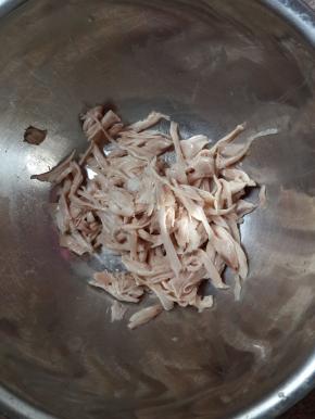 煮好的鸡腿用手撕成丝。
