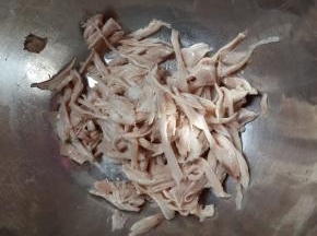 煮好的鸡腿用手撕成丝。